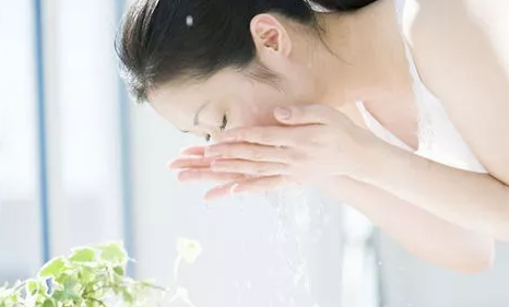 被粉刺、黑頭、毛孔、角質(zhì)糾纏？千萬別忽視深層清潔
