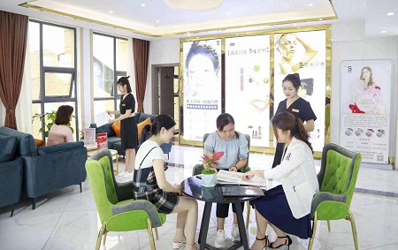 中小型美容院加盟店到底要如何經(jīng)營呢？